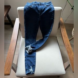 American eagle classic skinny jeans. 2 long, high waisted dark wash.